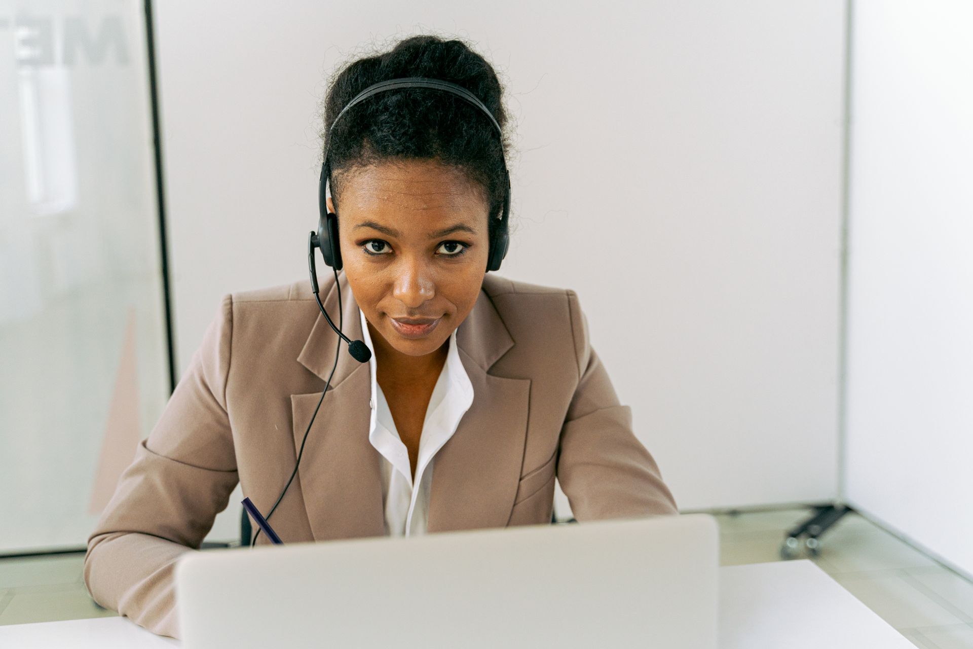 Banking support agent with a headset