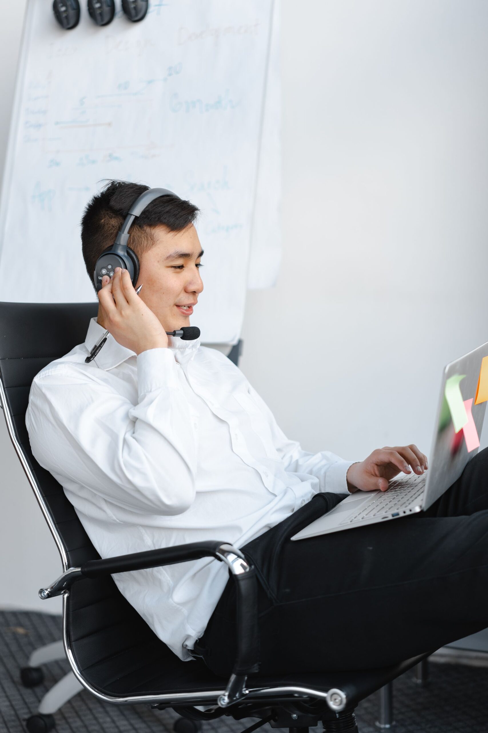 Technical support agent with headset helping a user on his laptop