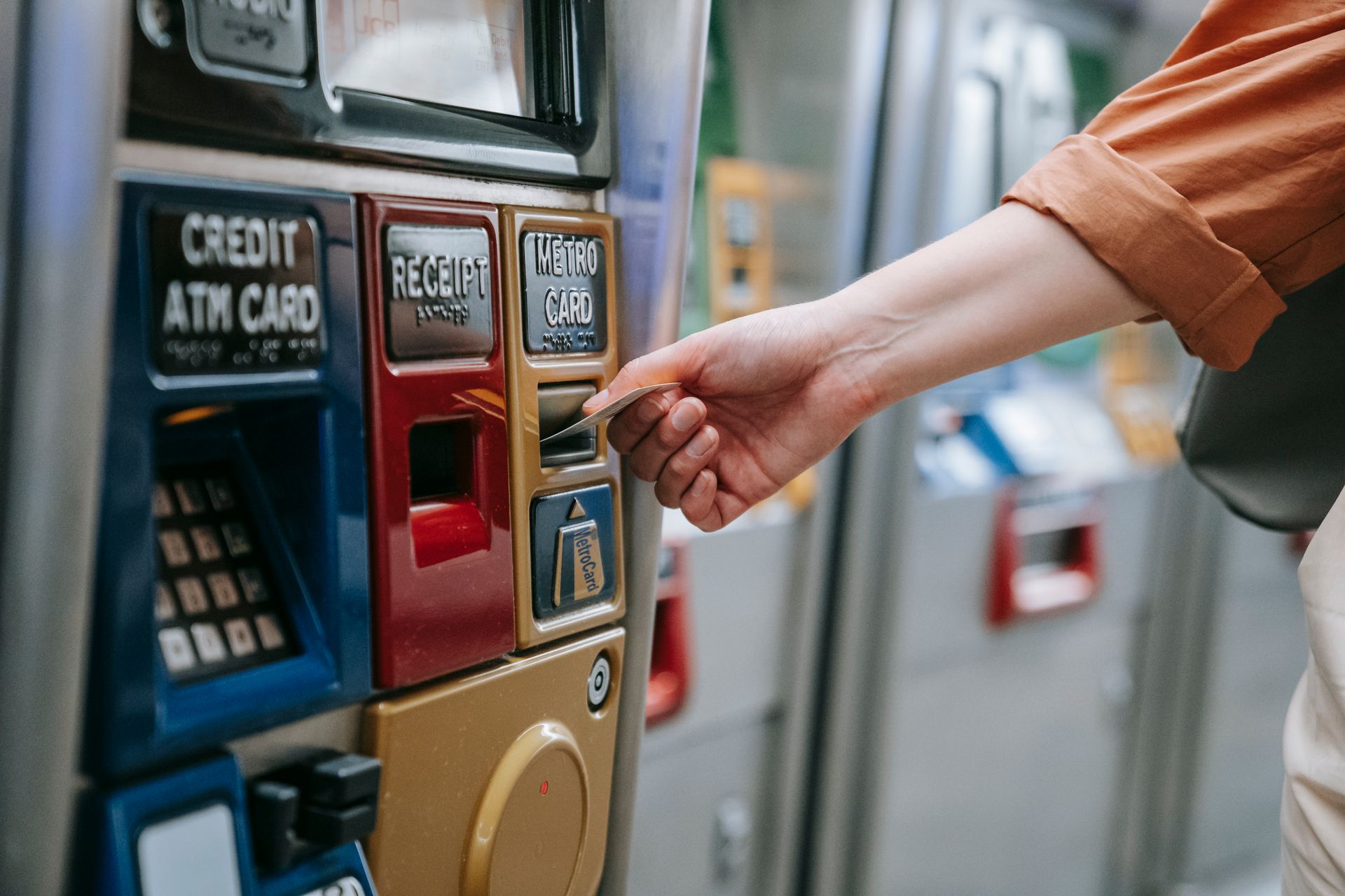 Person paying at a public payment machine